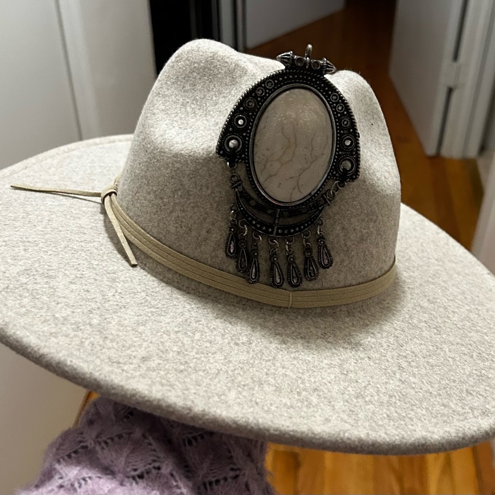 Elegant Cream Fedora hat with Silver Accent - Picture 7 of 9